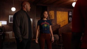 Navy Graphic Tee usado por May Grant (Corinne Massiah) en 9-1-1 Temporada 3 Episodio 18