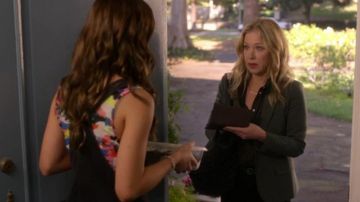 Quilted Tote Bag worn by Jen Harding (Christina Applegate) in Dead to Me Season 2 Episode 6