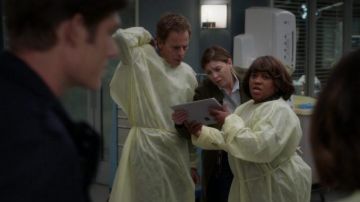 Microsoft Surface Pro utilizado por el Dr. Thomas Koracick (Greg Germann) en Anatomía de Grey (S16E10)