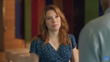 La robe Verte portée par Valeria (Diana Gómez) au Musée avec Victor dans Valeria