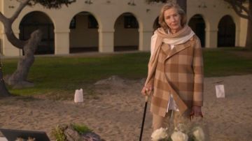 Abrigo de cachemira a cuadros usado por Eileen Wood (Frances Conroy) en Dead to Me Temporada 2 Episodio 7