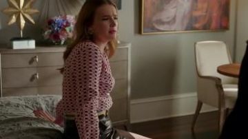 Cardigan impreso rosa usado por Kirby Anders (Maddison Brown) en Dynasty Temporada 3 Episodio 20