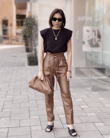 Black Heeled Mules de Emmy en la cuenta de Instagram @emmyinstyle