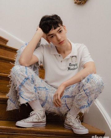 Linder - Blanc " Trophée de leur Mari Polo porté par Brigette Lundy-Paine sur l'Instagram account @briiiiiiiiiig