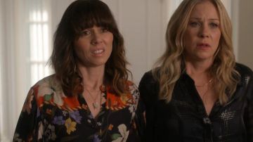 Drop Earrings usados por Judy Hale (Linda Cardellini) en Dead to Me Temporada 2 Episodio 7