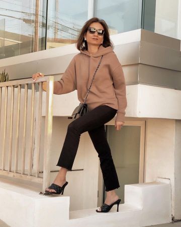 Haut Lieu Recadrée Jeans de la Jambe Droite en Pixel Noir de Emmy sur l'Instagram account @emmyinstyle