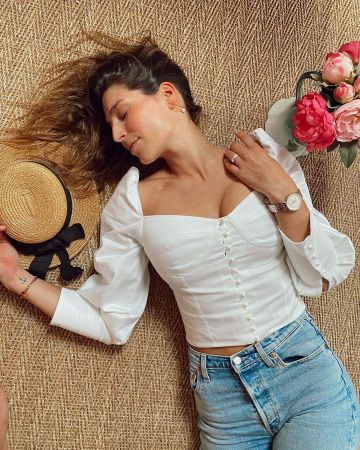 Top white cuffed Laury Thilleman on the account Instagram of @laurythilleman