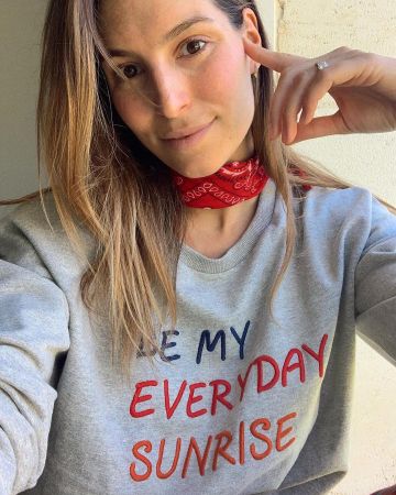 The red bandana of Laury Thilleman on his account Instagram @laurythilleman