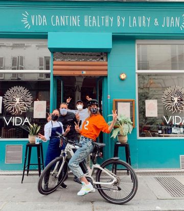 Sweatshirt orange print Arc-en-ciel Laury Thilleman on his account Instagram @laurythilleman