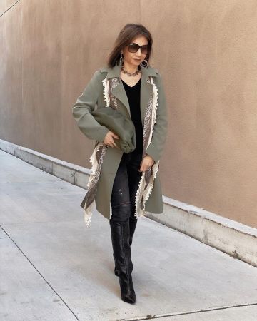 Kha­ki Trench­coat of Emmy on the Instagram account @emmyinstyle