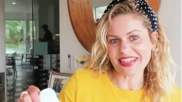 Yel­low Graph­ic Tee worn by D.J. Tanner-Fuller (Candace Cameron-Bure) in Fuller House