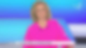 La blouse à pois en soie dispo en bleu de Caroline Roux dans C dans l'air le 13.05.2020