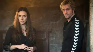 Vestido negro de Free People usado por Wanda Maximoff / Bruja Escarlata (Elizabeth Olsen) en Avengers: Age of Ultron