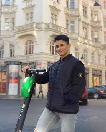 The pull ras-the-neck Stone Island worn by Chris Dedi on his account Instagram