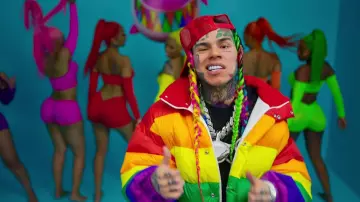 Burberry Rainbow Puff Jacket usado por 6ix9ine en GOOBA (Video Musical Oficial)