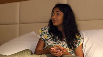 Pink floral pajama top worn by Devi (Maitreyi Ramakrishnan) in Never Have I Ever (S01E05)
