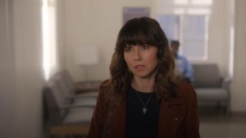 Pendientes en forma de diamante usados por Judy Hale (Linda Cardellini) en Dead to Me Temporada 2 Episodio 8