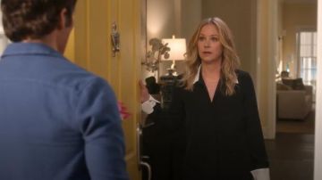 Contrast Collar Blouse worn by Jen Harding (Christina Applegate) in Dead to Me Season 2 Episode 8