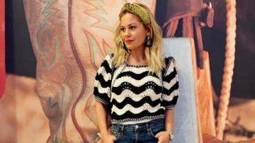 Velours Cristal Noué Bandeau porté par D. J. Tanner-Fuller (Candace Cameron Bure) en plus complète de la Maison