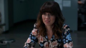 Collar de corazón floral usado por Judy Hale (Linda Cardellini) en Dead to Me Temporada 2 Episodio 9