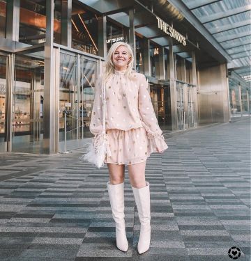 Botas de tacón de cuero tall block de Morgan en la cuenta de Instagram @fashionfriesx