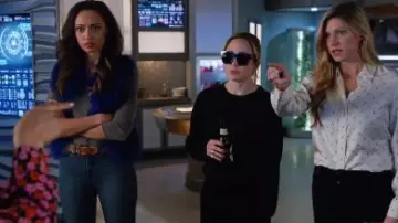 Camisa con estampado de puntos usada por Ava Sharpe (Jes Macallan) en DC's Legends of Tomorrow Temporada 5 Episodio 12