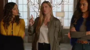 Top de seda blanca usado por Ava Sharpe (Jes Macallan) en DC's Legends of Tomorrow Temporada 5 Episodio 12