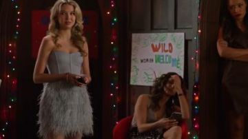 Vestido de plumas sin tirantes usado por Lisa Lindhome (Halcón de Jade) en DC's Legends of Tomorrow Temporada 5 Episodio 12