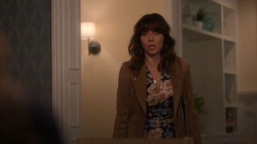 Chaqueta de ante bronceado usada por Judy Hale (Linda Cardellini) en Dead to Me Temporada 2 Episodio 9