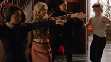 Blusa floral negra usada por Lisa Lindhome (Jade Falcon) en DC's Legends of Tomorrow Temporada 5 Episodio 12