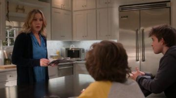 3 Ring Set worn by Jen Harding (Christina Applegate) in Dead to Me Season 2 Episode 9