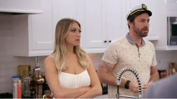 Combinaison blanche porté par la Stasi Schroeder dans Vanderpump Règles Saison 8 Épisode 13