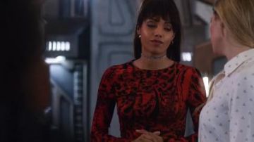 Paisley Top usado por Amaya Jiwe (Maisie Richardson-Sellers) en DC's Legends of Tomorrow Temporada 5 Episodio 12