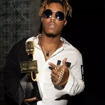 Sunglasses worn by Juice Wrld on the Instagram account @wrld999_