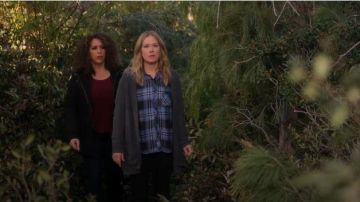 Rails Hunter Shirt worn by Jen Harding (Christina Applegate) in Dead to Me Season 2 Episode 10