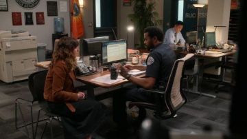 Blanknyc Denim Corduroy Moto Jacket usada por Judy Hale (Linda Cardellini) en Dead to Me Temporada 2 Episodio 10