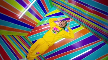 Sudadera con capucha Gooba amarilla usada por 6ix9ine en GOOBA (Video Musical Oficial)
