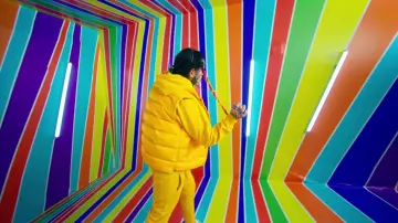 Chaleco Globo Amarillo usado por 6ix9ine en GOOBA (Video Musical Oficial)