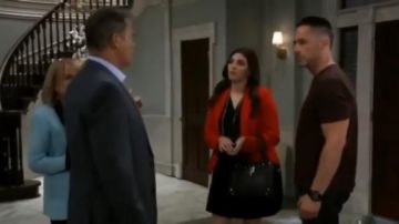 Bar III Red Crepe Peplum Blazer usado por Brook Lynn Quartermaine (Amanda Setton) en el Hospital General 12 de mayo de 2020