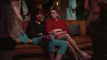 Les baskets blanches à semelles épaisses portées par Valeria (Diana Gómez) dans la série Valeria (Saison 1 Épisode 4)