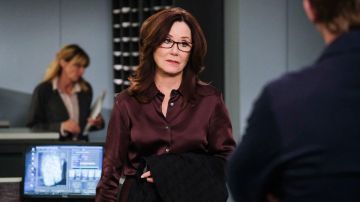 La camisa de raso burdeos que usó Sharon Raydor (Mary McDonnell) en Major Crimes (Temporada 6)