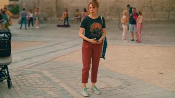 Le pantalon chino rouge de Valeria (Diana Gómez) dans Valeria (S01E01)