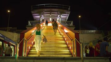 The blazer white Nerea (Teresa Riott) in Valeria (S01E01)