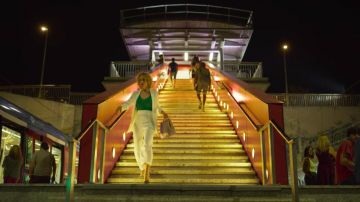 The white pants of Nerea (Teresa Riott) in Valeria (S01E01)