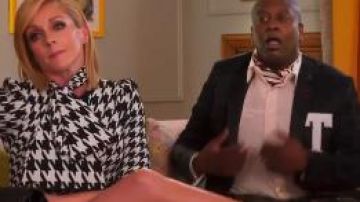 Pied-de-poule Cavalier porté par Jacqueline Blanc (Jane Krakowski) dans Unbreakable Kimmy Schmidt de la Saison 5
