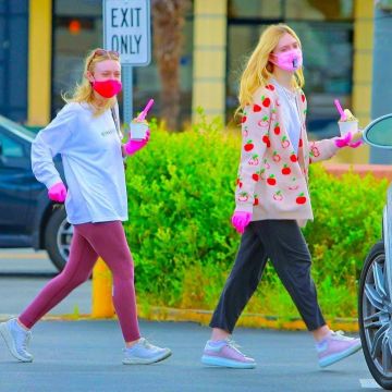 Alexander mcqueen Panelled Pink Oversize Sneakers of Elle Fanning en la cuenta de Instagram @ellefanning 13 de mayo de 2020
