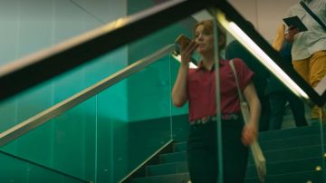 Le jean noir de Valeria (Diana Gómez) dans Valeria (S01E01)