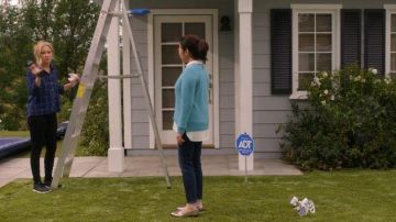 Black Skinny Jeans worn by Jen Harding (Christina Applegate) in Dead to Me Season 2 Episode 1