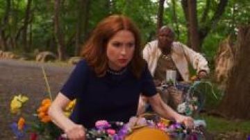 Marine Agrémentée Haut du Cou porté par Kimmy Schmidt (Ellie Kemper) dans Unbreakable Kimmy Schmidt de la Saison 5