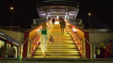 Le sac à main rose pale de Valeria (Diana Gómez) dans Valeria (S01E01)